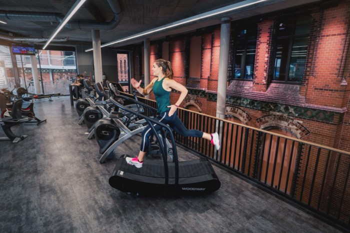Abnehmen mit Cardio Woodway im Prime Time Fitness Hafencity